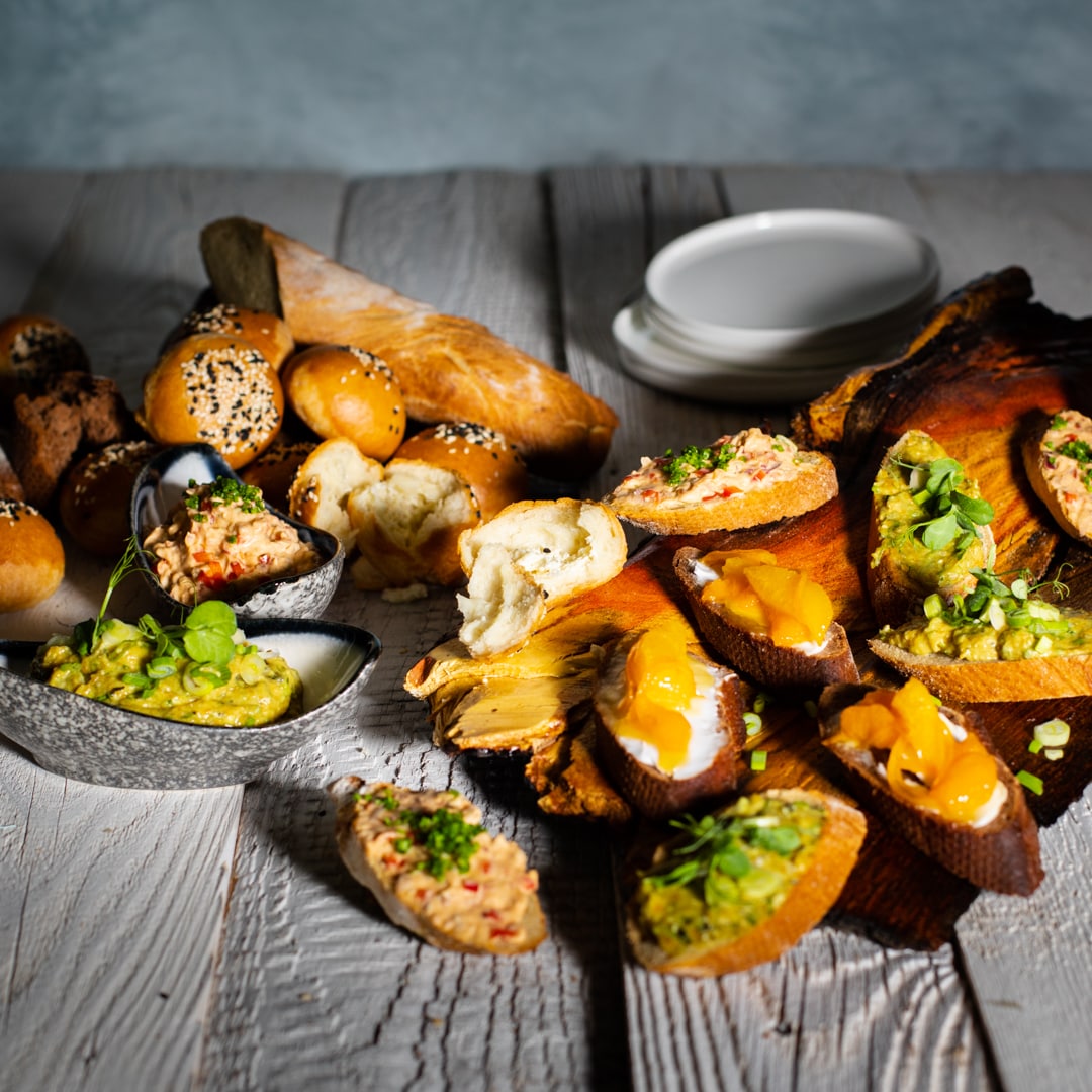 Vegane Aufstriche auf Kartoffelbrot